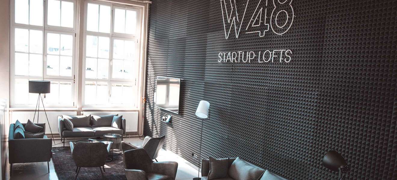 Im ehemaligen Fabrikgebäude der Firma Fürnkranz in Wien lassen sich heute im Coworking-Space W48 verschiedene Start-ups von der industriellen Atmosphäre zur Arbeit anregen. w48.at