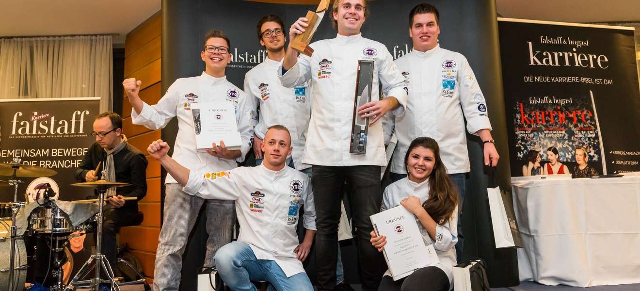 Die Finalisten im Bereich Küche: Simon Harrer, Konrad Sommerbauer, Martin Hacker, der Sieger des YTC 2016 Hermann Retzer, Julia Fallmann und Joshua Kostecki.