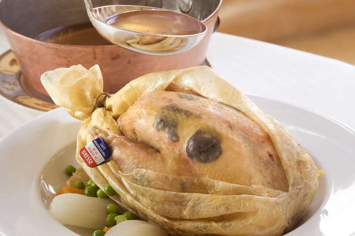 Die 2018 verstorbene Kochlegende Paul Bocuse machte das französische Edelgeflügel in aller Welt berühmt. Eines seiner Highlights: ein Bresse-Huhn mit Trüffelstücken unter der Haut.