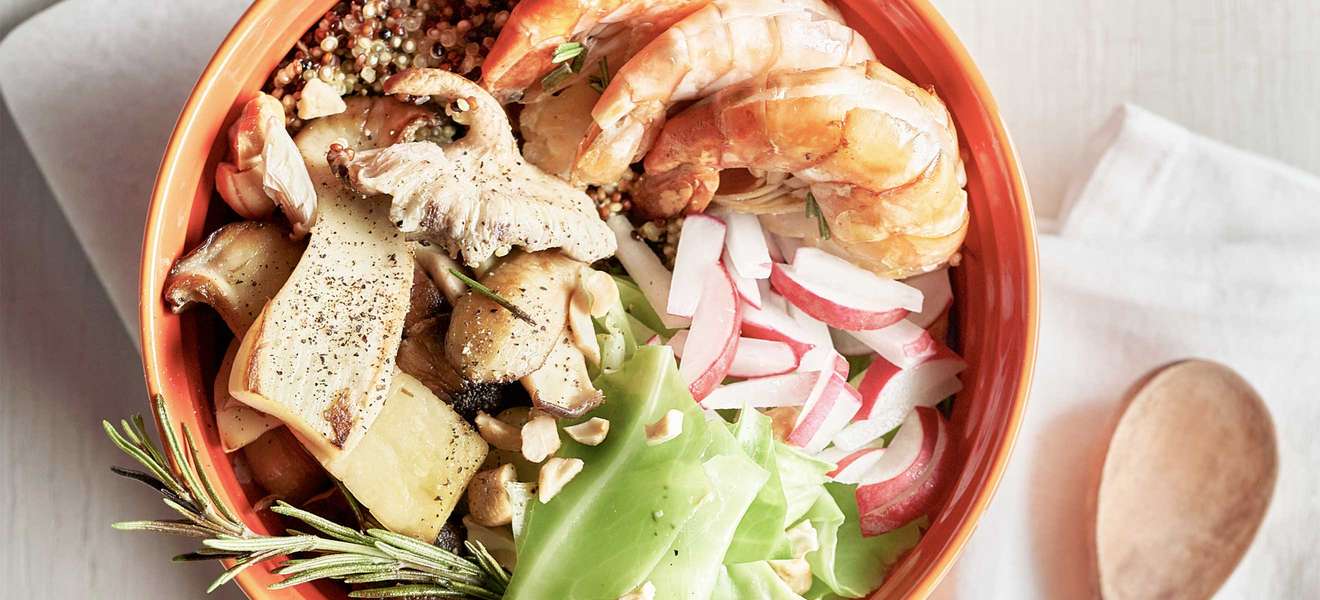 Quinoa Bowl mit Garnelen & Wasabi-Dip