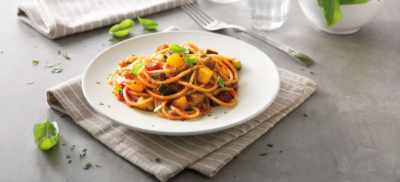 Spaghetti mit Basilico Sugo und gebratenem Gemüse