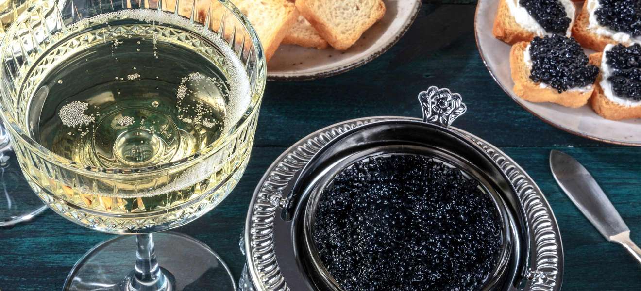 Champagner und Kaviar passen sehr gut zusammen
