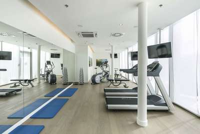 Der Fitnessraum ist modernst ausgestattet.