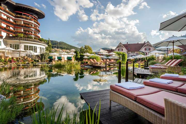 Der Naturschwimmteich im Außenbereich des Hotels bietet genügend Platz für die Gäste.