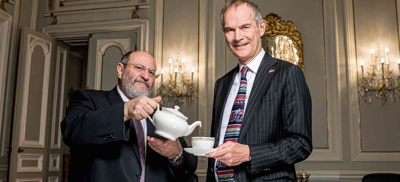 Seine Exzellenz, Leigh Turner, wird von Antonio, gebürtiger Spanier und seit 39 Jahren Butler der britischen Botschaft in Wien, mit Tea und Scones versorgt.