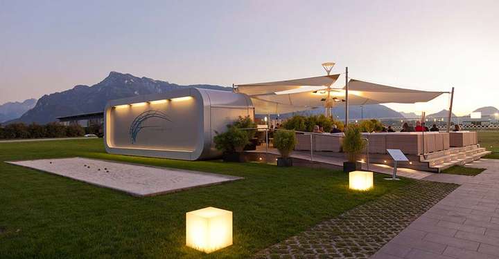Modern und chillig: Die Outdoor-Lounge im Hangar-7.