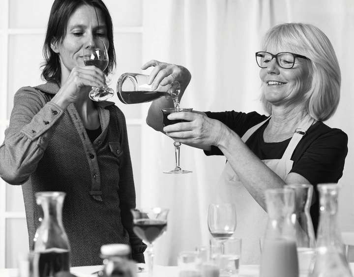 Eva Derndorfer und Elisabeth Fischer haben 100 alkoholfreie Drinks kreiert.