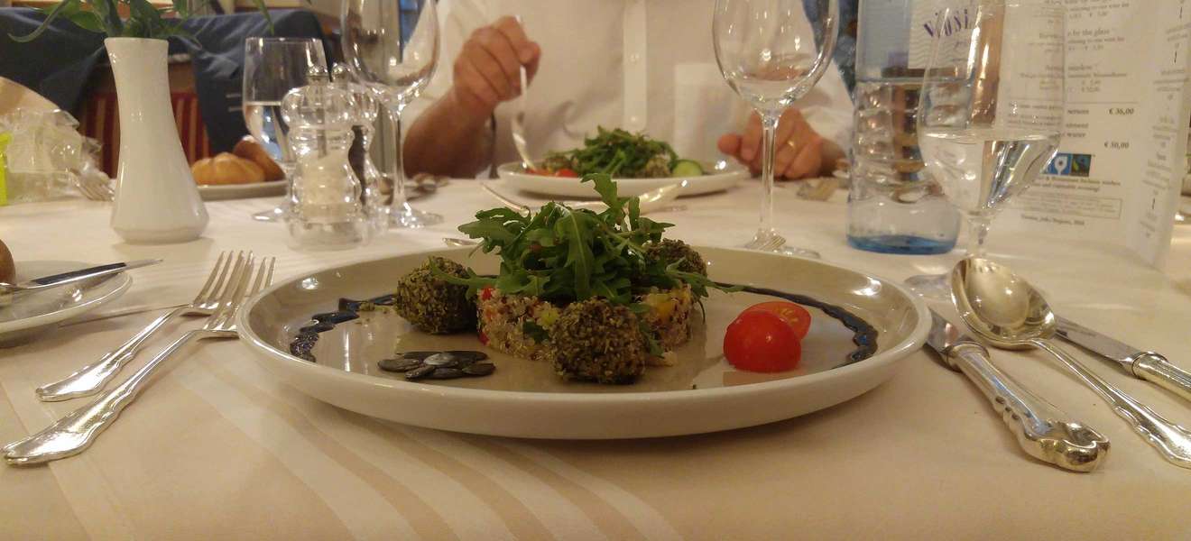 Das FairTrade Menü im Wiener »Hotel Stefanie« beginnt mit einem Quinoa-Salat.
