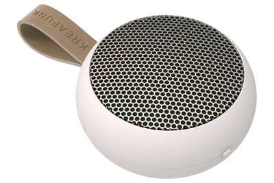 Dieser kleine, tragbare Bluetooth-Speaker ist spritzfest, und auch Sand kann ihm wenig anhaben.  kreafunk.com
