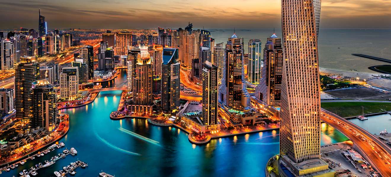 Übermorgenland: der Hafen und die beeindruckende Skyline von Dubai. 