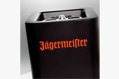 Mit Jägermeister-Logo.