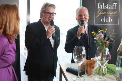 Falstaff Herausgeber Wolfgang Rosam und Wein-Chefredakteur Peter Moser verkünden die Sieger des Heurigen- und Buschenschankguides 2017.