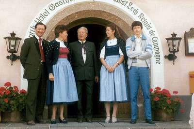 Familie Kollwentz vor dem Hotel Post in Lech 1985