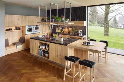 Der österreichische Hersteller Team 7 hat sich voll und ganz dem Thema Naturholz verschrieben. Die Landhaus-küche »loft« verbindet modernes Design mit altbewährtem Massivholz. team7.at