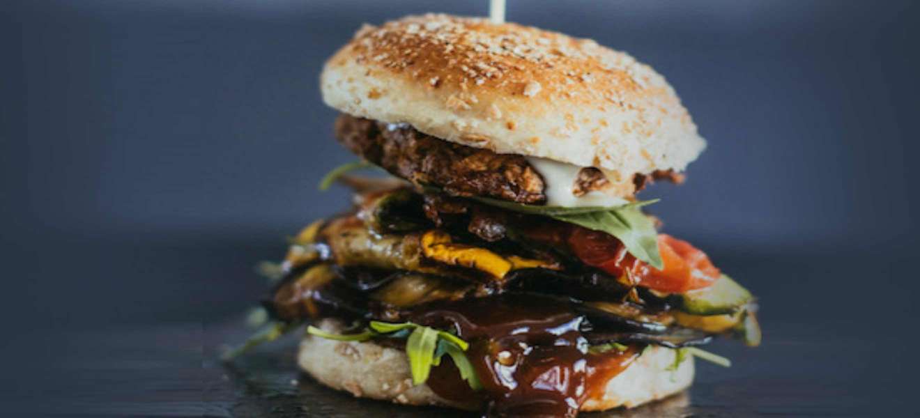 Vegan Pulled Pork Burger mit mediterranem Grillgemüse und Rucola