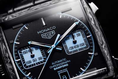 TAG Heuer »Monaco Bamford«. Das Gehäuse wird aus Karbon gefertigt. Jede Uhr ist somit ein Unikat, selbst wenn es sich stets um die eine legendäre „Monaco“ handelt. Preis: 7350 Euro. 