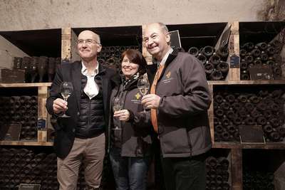 Herbst 2019: Norbert  und Birgit Szigeti heben ihren eigenen Champagner aus der Taufe.