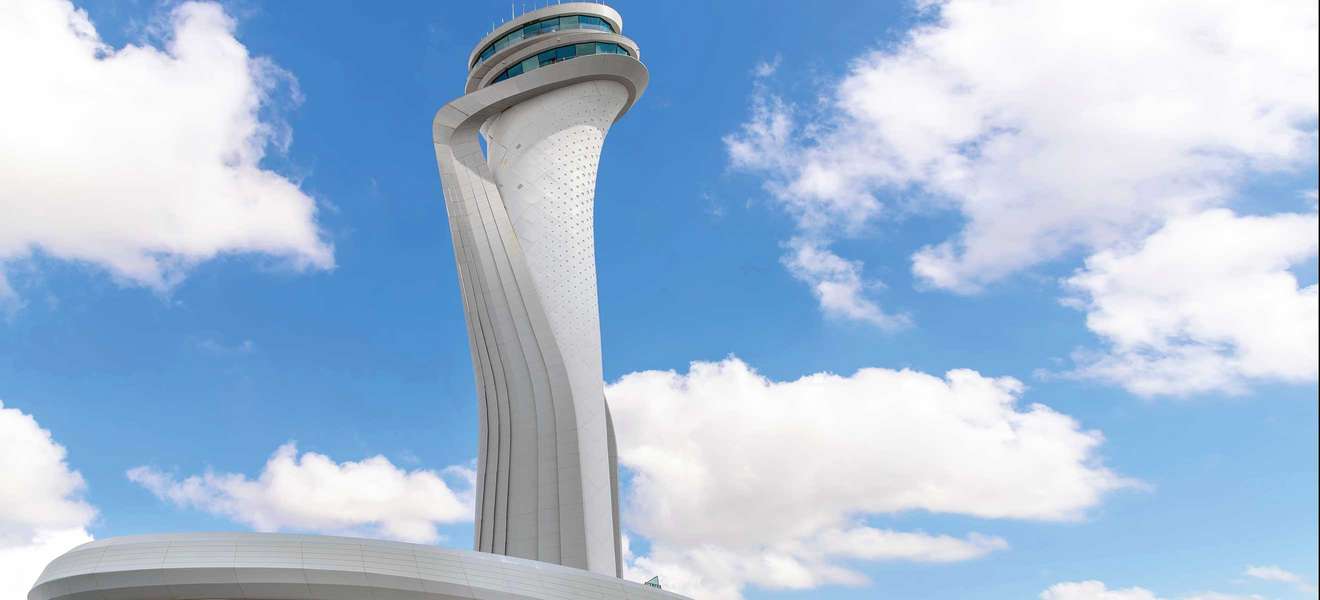 »Hallo, Welt!« – Der Tower des brandneuen Istanbuler Flughafens ist dem traditionellen osmanischen Motiv der Tulpe nachempfunden. 