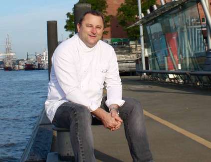 An der Elbe wird Martin Kirchgasser künftig Traditionsbewusstsein und Weltoffenheit in der Küche des »Westin Hamburg« kombinieren. 