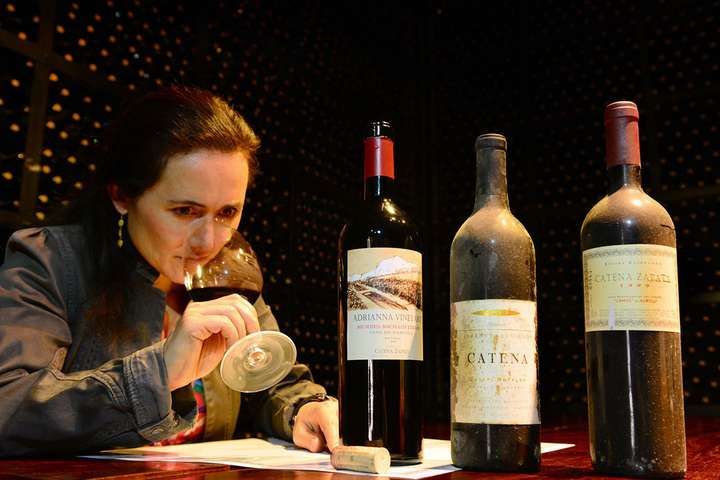 Laura Catena, Schwester von Adrianna Catena, erkostet gerade die feinen Nuancen ihres Top-Rotweins im Vergleich mit gereiftem Malbec.