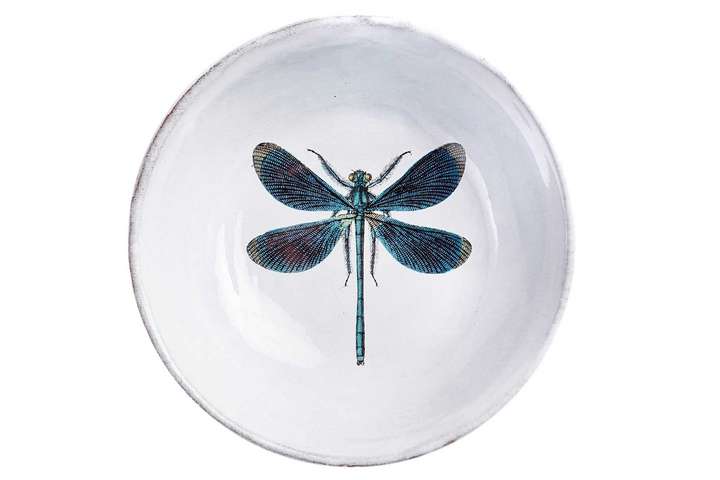 Die Erhabenheit und Schönheit der Libelle bringt dieser Teller zum Ausdruck. Designt hat ihn John Derian. astierdevillatte.com