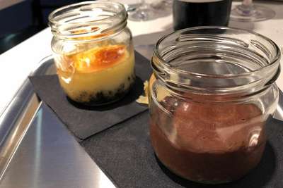 Dessert: Vorweg vorbereiteter Cheesecake mit Oreo-Boden und Mousse au Chocolat in Valrhona-Qualität