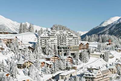 »Carlton«: Historisches De-luxe-Hotel mit Blick auf den See von St. Moritz.