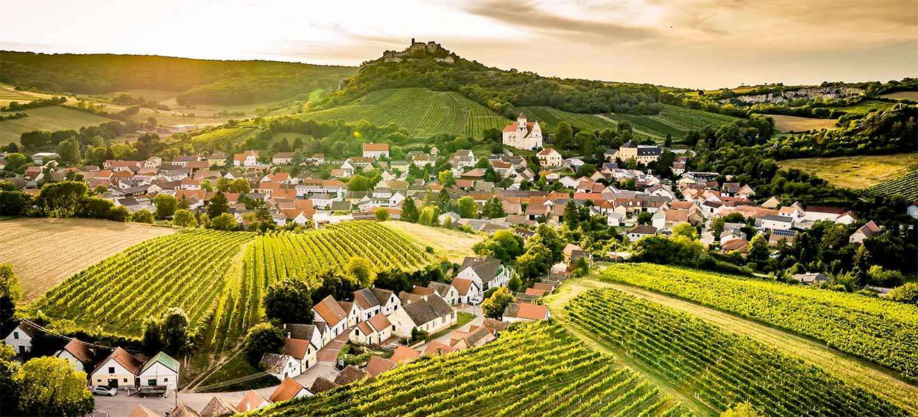 Die Kellergasse »Oagossn« im idyllischen Falkenstein zählt zu den schönsten und bekanntesten des Weinviertels. 65 Presshäuser reihen sich hier aneinander. 