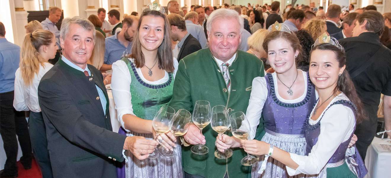 Werner Luttenberger (GF Wein Steiermark), Weinkönigin Katrin Dokter, Landeshauptmann Hermann Schützenhöfer, Weinhoheiten Lisa Müller und Beatrix Luttenberger.