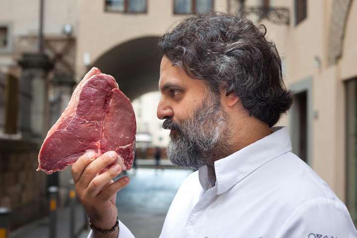 Küchenchef Marco Stabile wie er leibt und lebt: Der Sternekoch interpretiert die traditionelle toskanische Küche im »Ora d’Aria« neu.