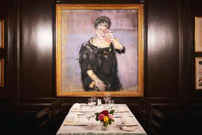 Gründerin Hulda Zumsteg prägt die »Kronenhalle« bis heute. Ihr Porträt von Varlin gehört zu den Hinguckern im Gastraum.