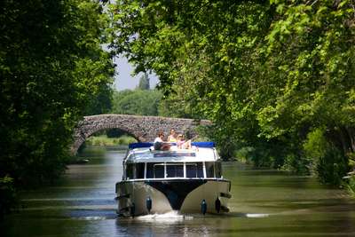 Auf dem Hausboot durch die Platanen des Canal du Midi.