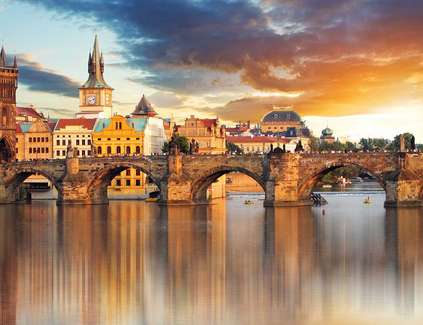 Prager Monument: Die Karlsbrücke verbindet die Altstadt mit der Kleinseite. / © Shutterstock