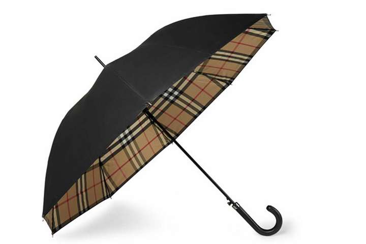 Egal ob Trenchcoat oder Regenschirm – nur Burberry schafft es, dem schlechten Wetter so stilsicher zu trotzen. Über: burberry.com