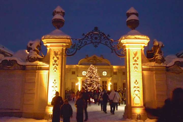 Im historischen Ambiente von Schloss Halbturn öffnet jedes Jahr der Pannonische Weihnachtsmarkt an drei Advent-Wochenenden seine Pforten.