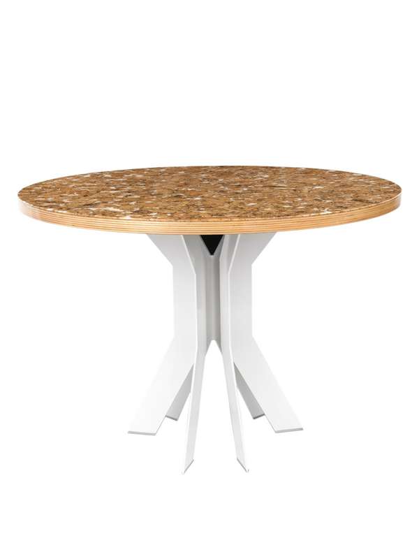 Lässiger Tisch. Die Platte besteht aus Sperrholz und Kork, wurde aber in Naturharz eingelassen. migaloohome.com​​​​​​​