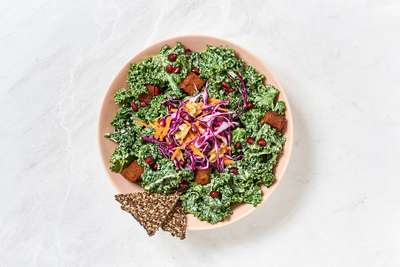 The Kale-ifornia: Kale, Rotkraut, Karotten, Granatapfel, Walnüsse, Dressing und Tahin
