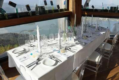 Die Veranstalter schufen auf der verglasten Aussichtsplattform ein stimmiges Dinner-Ambiente.