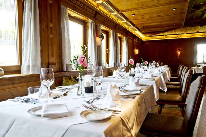 Das À-la-carte Restaurant »Das Marschall« bietet mit seinen gemütlichen Stuben, Café, Bar, Biergarten und Terrasse ein besonderes Tiroler Flair.