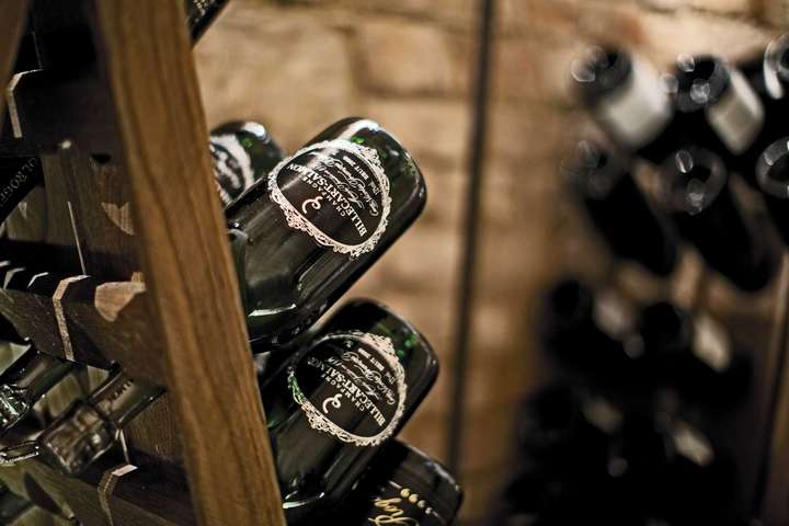 Das Palais Coburg verfügt über einen imposanten Weinkeller mit exklusivem Champagner-Department.