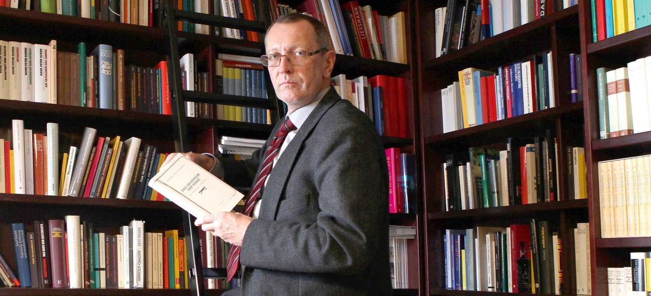 Liessmann vor einem Teil seiner Bibliothek: Der Philosoph und Publizist hat auch selbst mehrere Bücher verfasst, sein jüngstes erscheint im April.