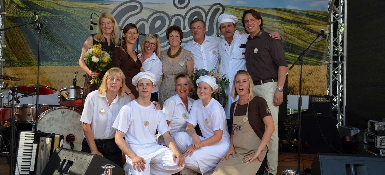 Familie Geier und ihr Team feiert das 115-jährige Bestehen der Bäckerei »Geier« und singt den eigenen Geier-Song.