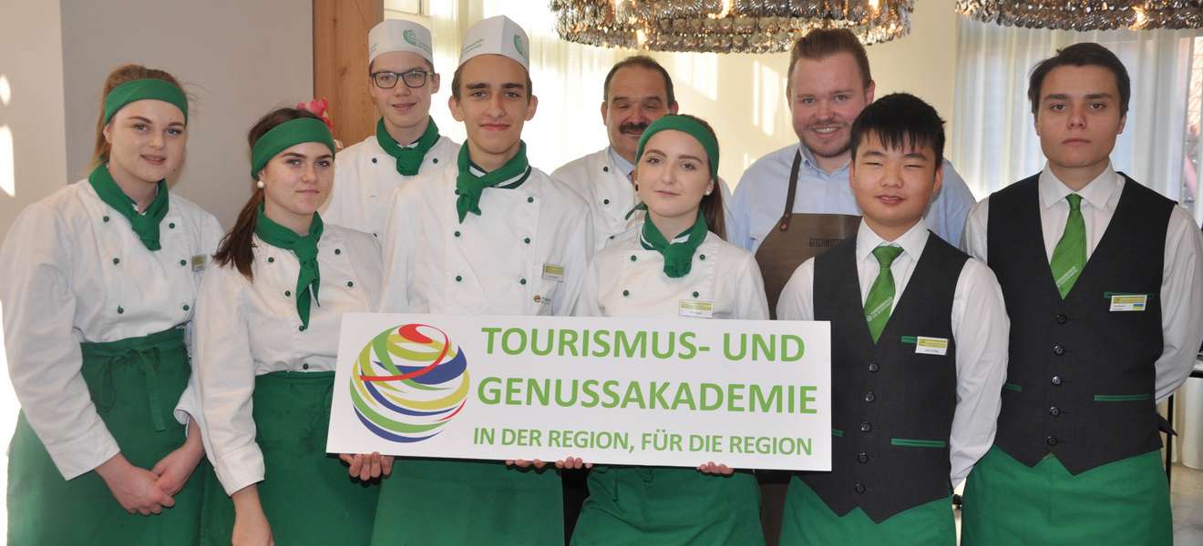Eine Gruppe Tourismusschüler kochte mit Richard Rauch in seiner neuen Jahreszeiten-Kochschule in Trautmannsdorf.