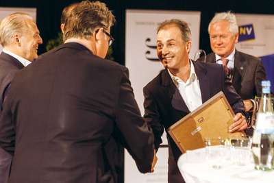 Peter Moser gratuliert Josef Wannemacher.