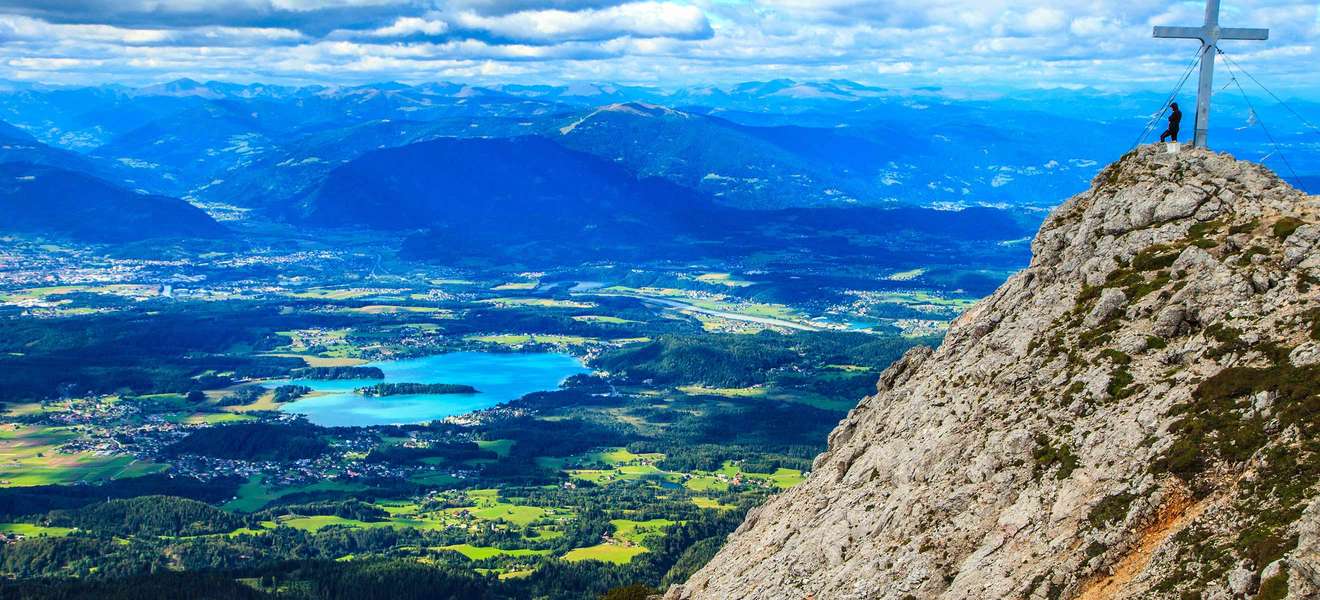 Alpe Adria – Meer, Seen und Berge – hier der Faaker See und der Mittagskogel.