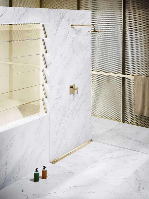 Dallmer senkt die Duschfläche gekonnt ab und kreiert mit der Duschrinne »CeraWall« einen abschüssigen, drei-dimensionalen Raum. dallmer.com