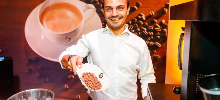 Barista und Kaffeeexperte Cem Korkmaz weiß worauf es bei gutem Kaffee ankommt
