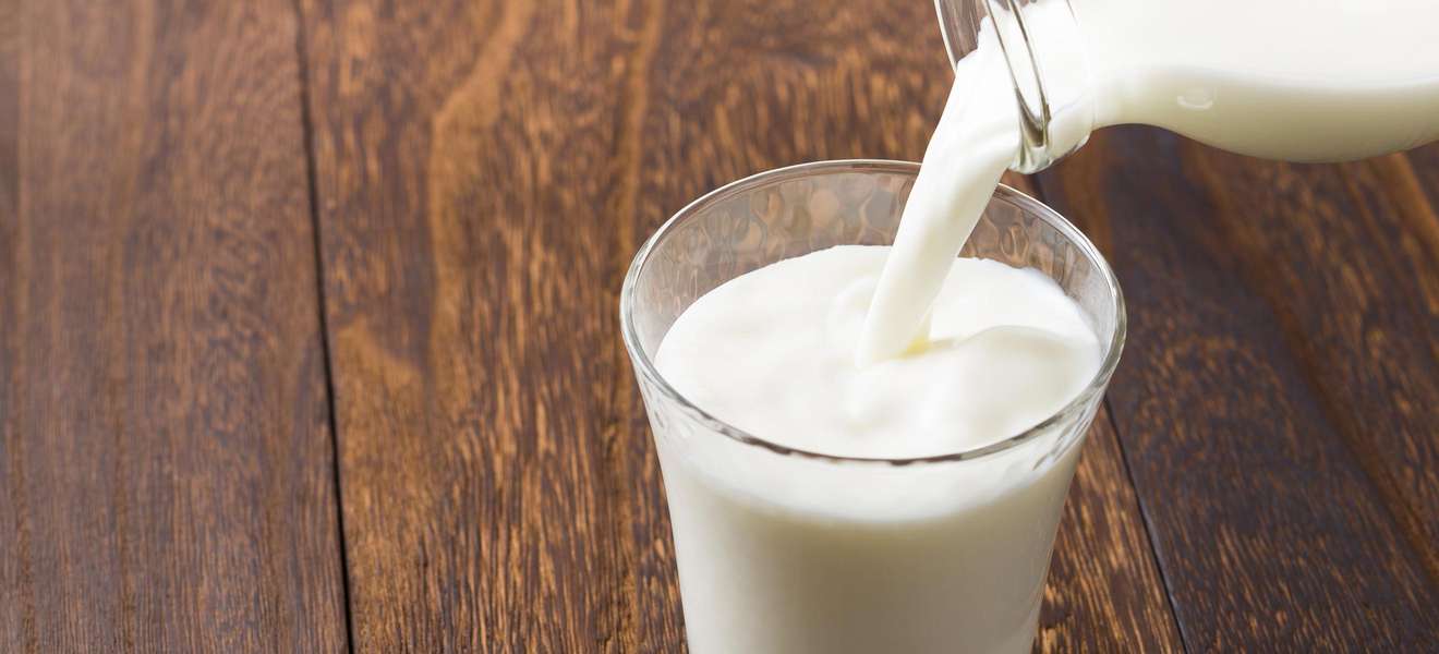 Ein Glas Milch enthält wichtiges Kalzium und andere wertvolle Inhaltsstoffe.