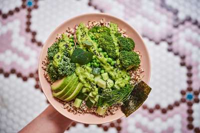 Green Valley: Quinoa oder brauner Reis und dann Brokkoli, Kale, Erbsen, Gurke, Avocado, Microgreens, getoastete Noriflocken und Dressing