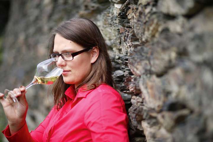 Cecilia Jost setzt die Tradition  ihres Vaters fort, auf reife- beständigen Wein zu setzen.